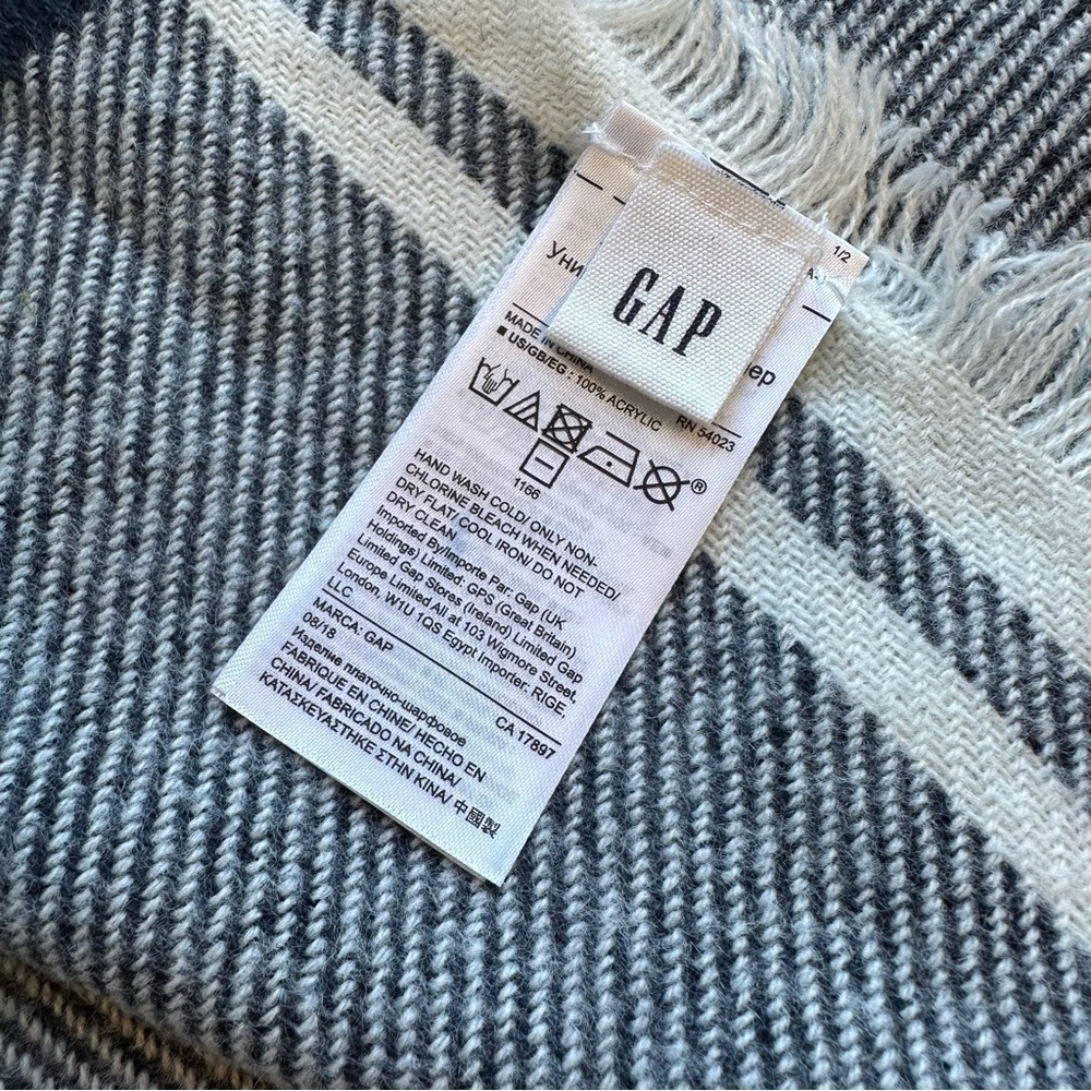 Gap blue and cream new without tag scarf. - Picture 8 of 12